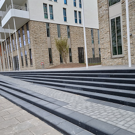 Nature top betonstraatsteen spotted grey, kleurechte traptredes indus black 