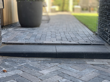 Traptrede 60x30x15 cm indus black kleurecht met facet